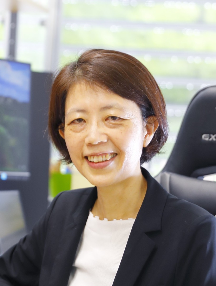 大須 理英子 氏